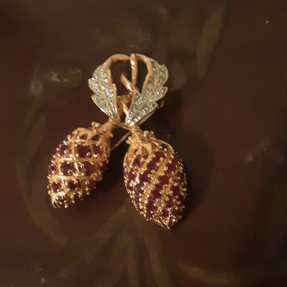 Sparkling JBK berry brooch